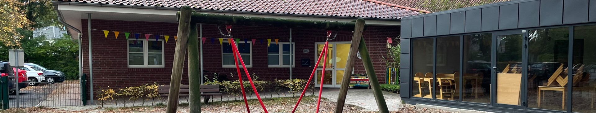 Pauluskindergarten Spielplatz Herbst mit Geäude - Gemeinde Geeste