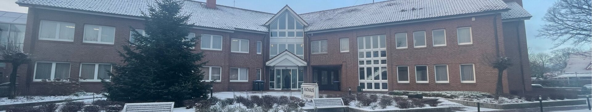 Rathaus im Januar - Ansicht Haupteingang