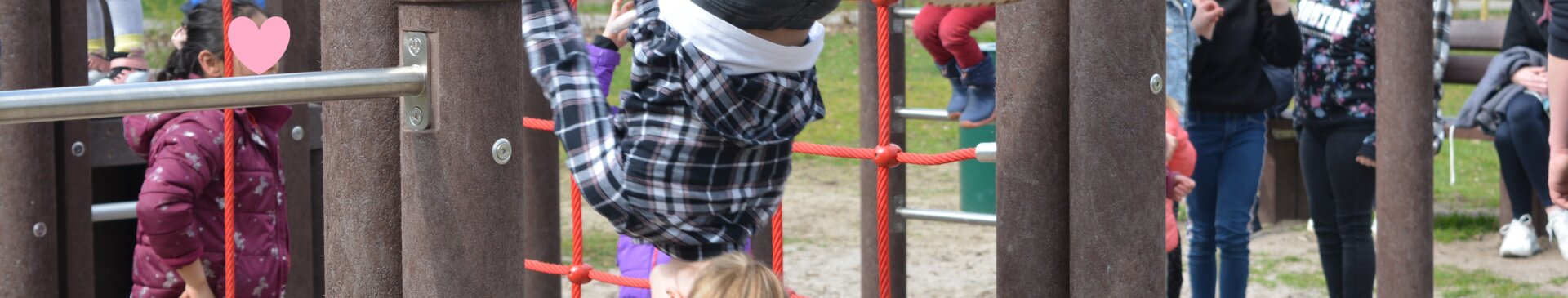 Kinder spielen auf dem Spielplatz Rathausparkt Gemeinde Geeste