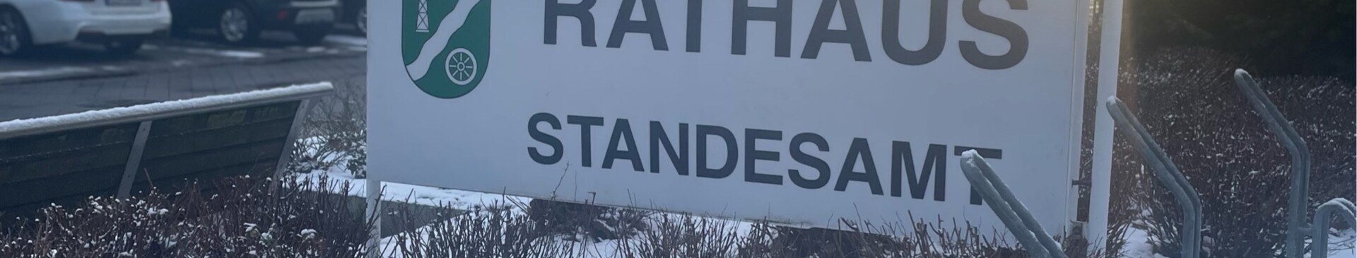 Rathaus im Januar - Ansicht Haupteingang Schild Rathaus Standesamt Beet mit Schnee