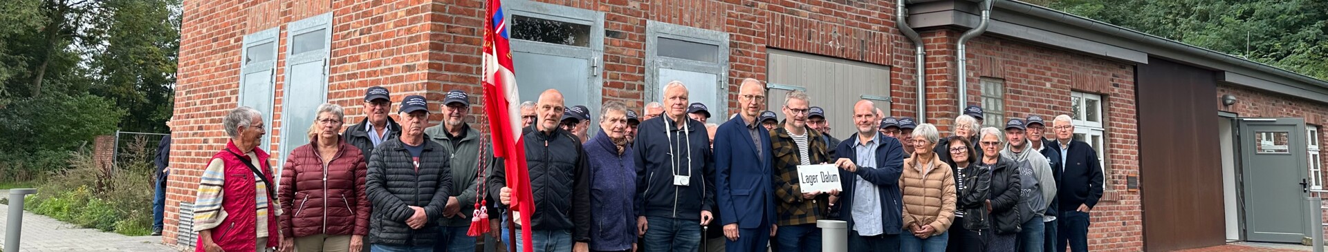Gruppenbild mit Schild - Gemeinde Geeste