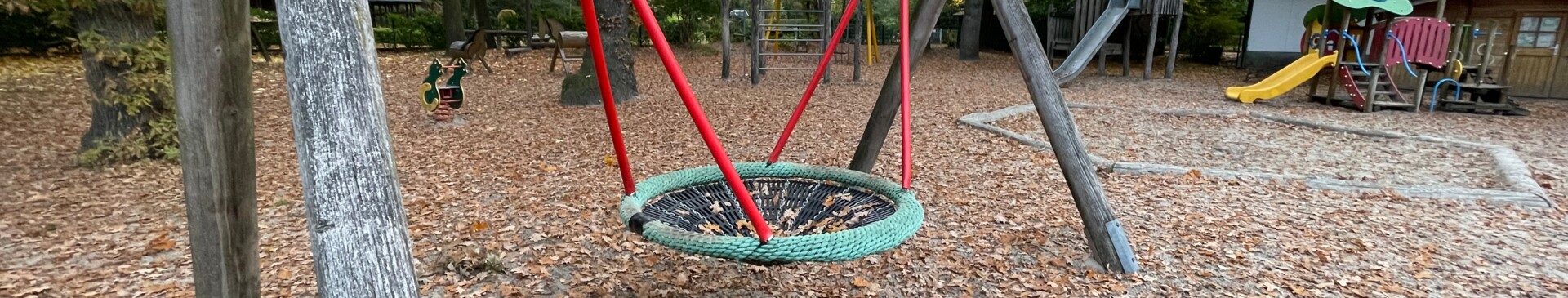 Pauluskindergarten Spielplatz Herbst Nestschaukel- Gemeinde Geeste