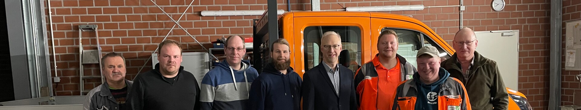 Mitabeiter des Bauhofes vor dem neuen Pritschenwagen - Gemeinde Geeste