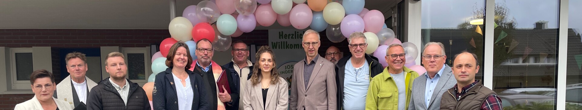 Einweihung des Josef KIndergarten in Geeste Gruppenbild nach der Einsegnung - Gemeinde Geeste