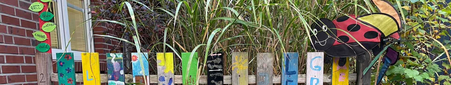 Pauluskindergarten Garten Zaun bunt- Gemeinde Geeste