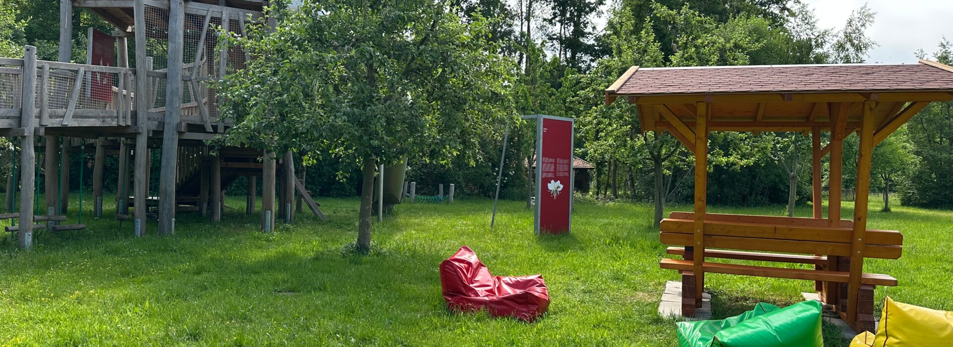 Emsland Moormuseum Moorerlebnislandschaft mit bunten Sitzgelegenheiten - Gemeinde Geeste
