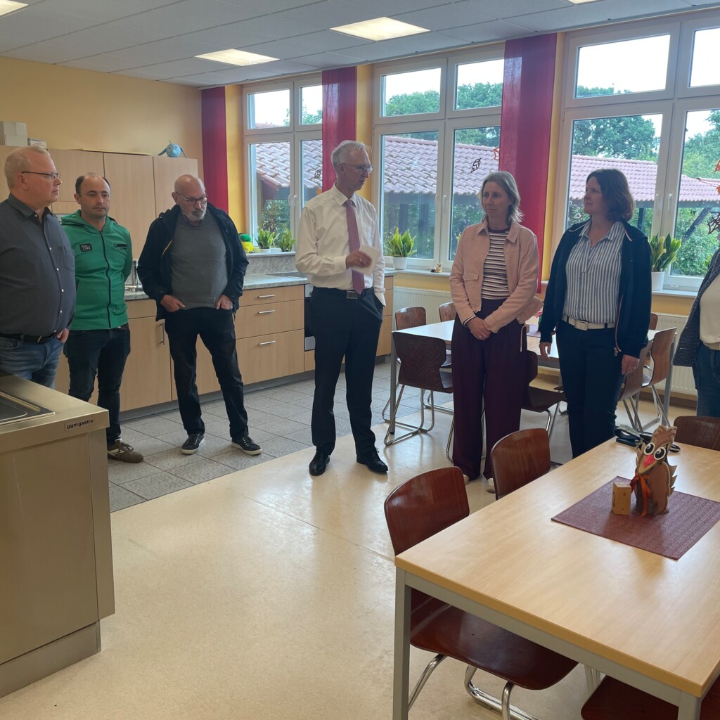 Vertreter aus Rat und Verwaltung der Gemeinde Geeste in der Mensa Ludgerischule - Gemeinde Geeste