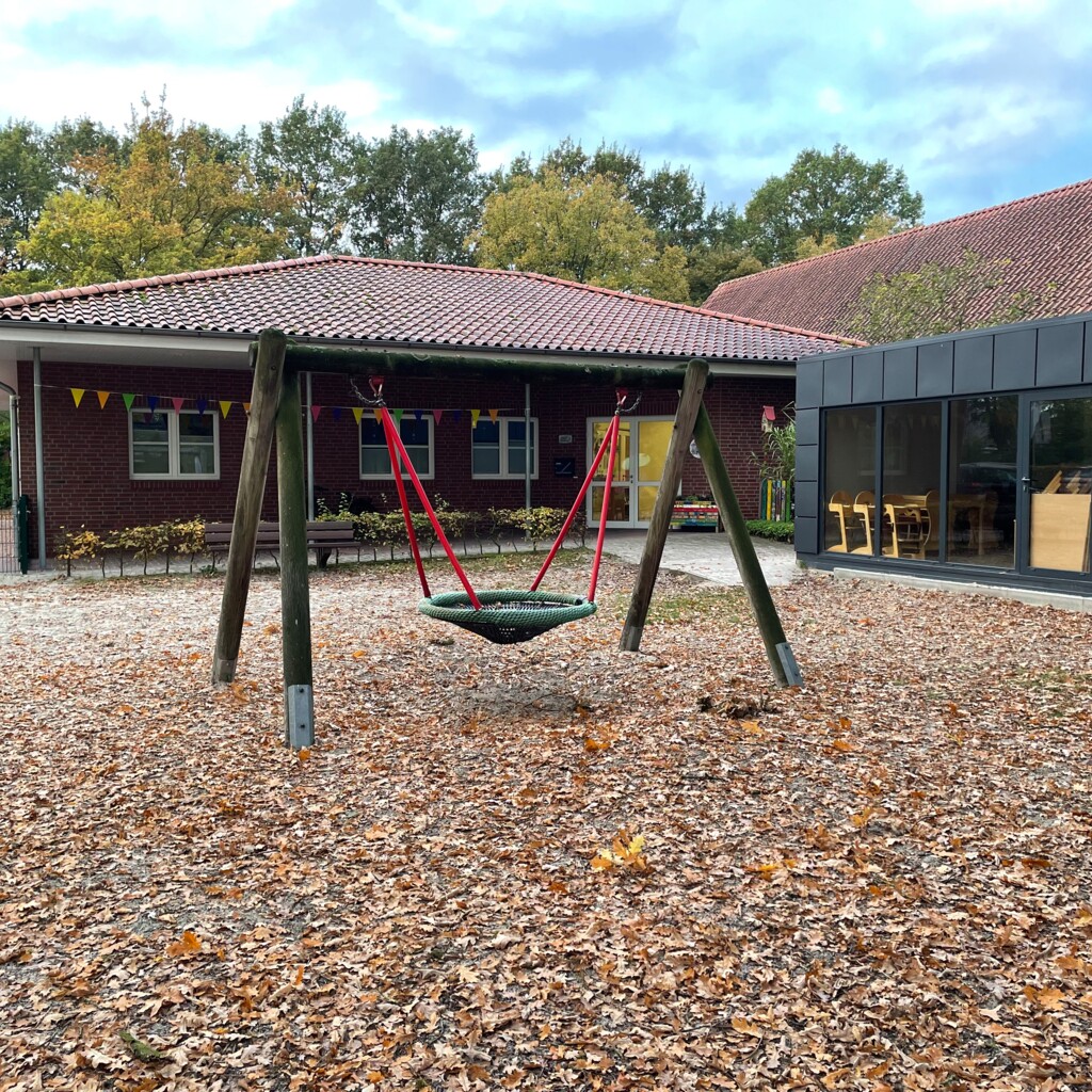 Pauluskindergarten Spielplatz Herbst mit Geäude - Gemeinde Geeste