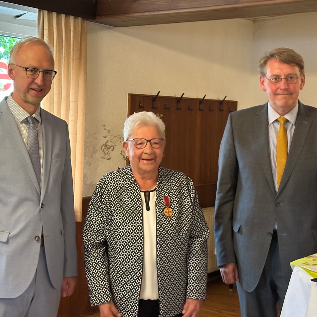 Verleihung Bundesverdienstkreuz Margaretha Krull Herr Höke und Herr Burgdorf