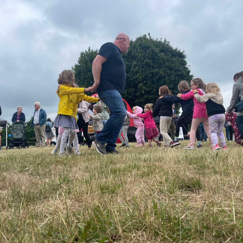 Christian Hüser singt und tanzt auf der Geester Seeneile