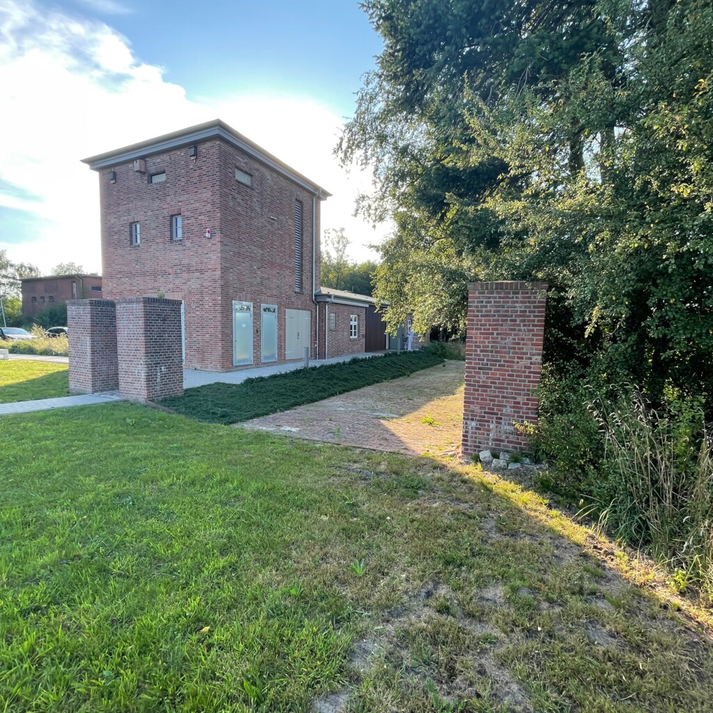 Erinnerungsort Lager XII Dalum - Blick auf das Gebäude und Lagerstraße - Gemeinde Geeste