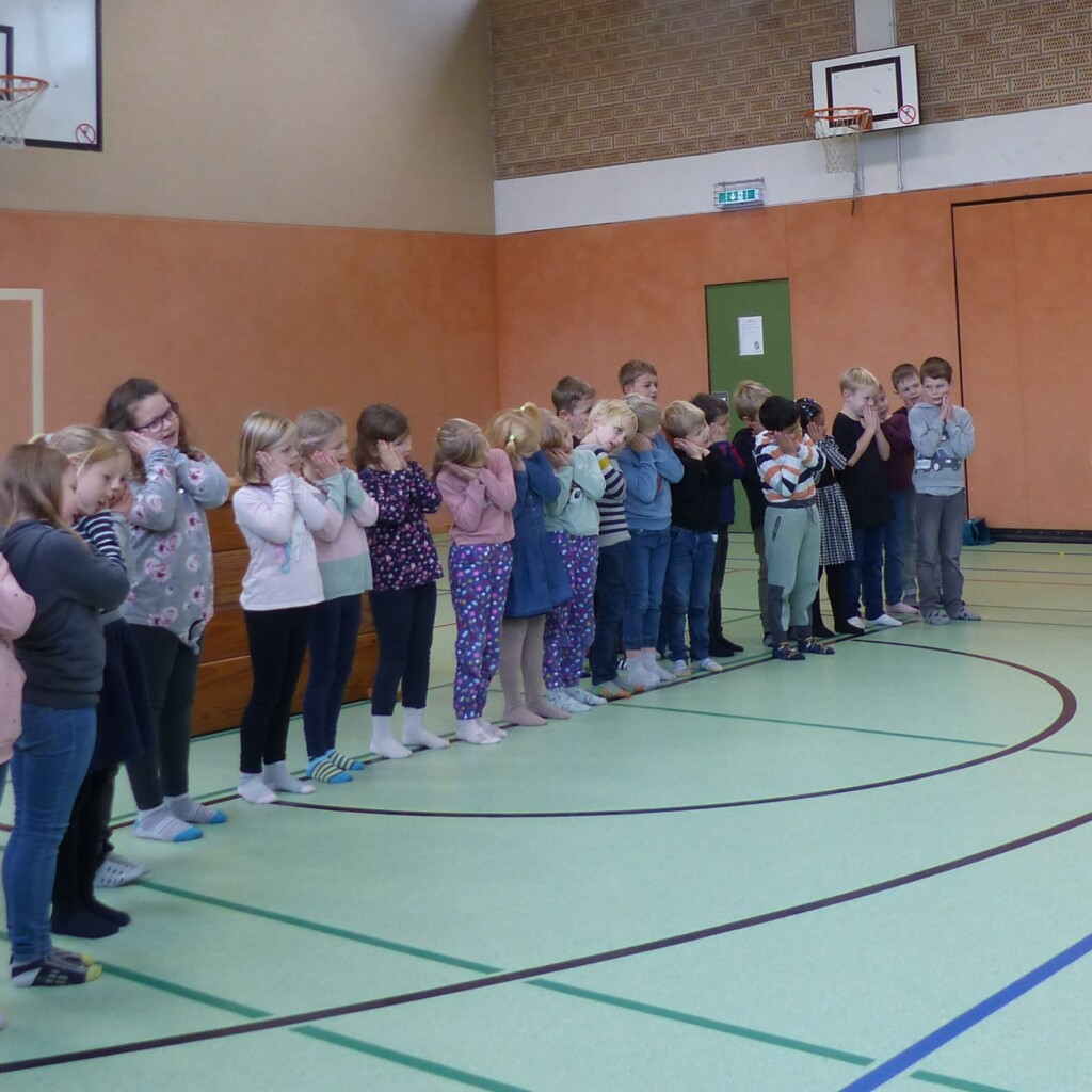 Erstklässler Gebr Grimm Schule singen Igel-Lied 