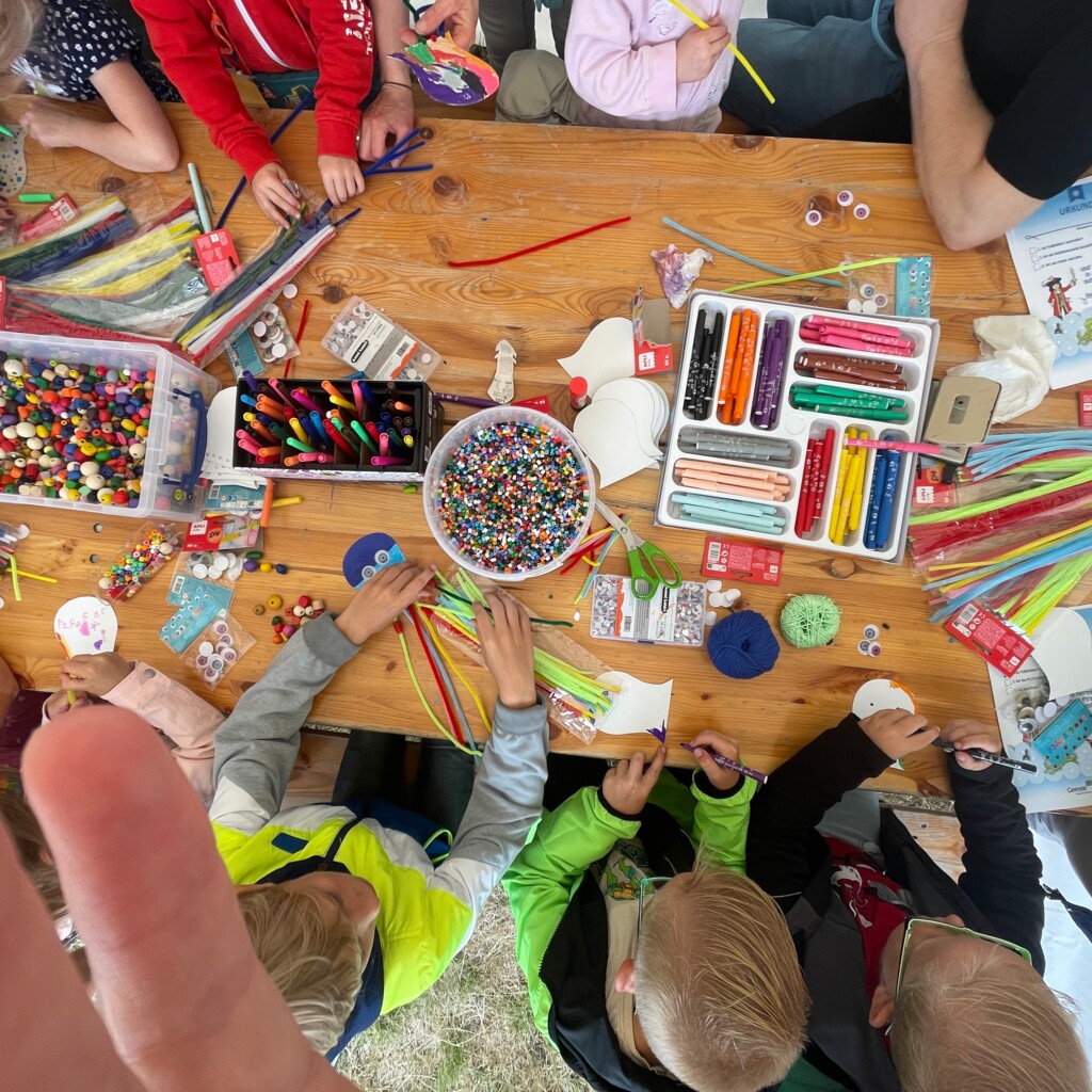 Im Kunstzelt - Kinder basteln ihre Krake bei der Geester Seemeile