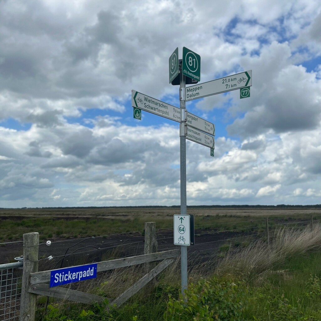 Knotenpunkt 81 Moor Schilder Wegweiser Moor Wolken