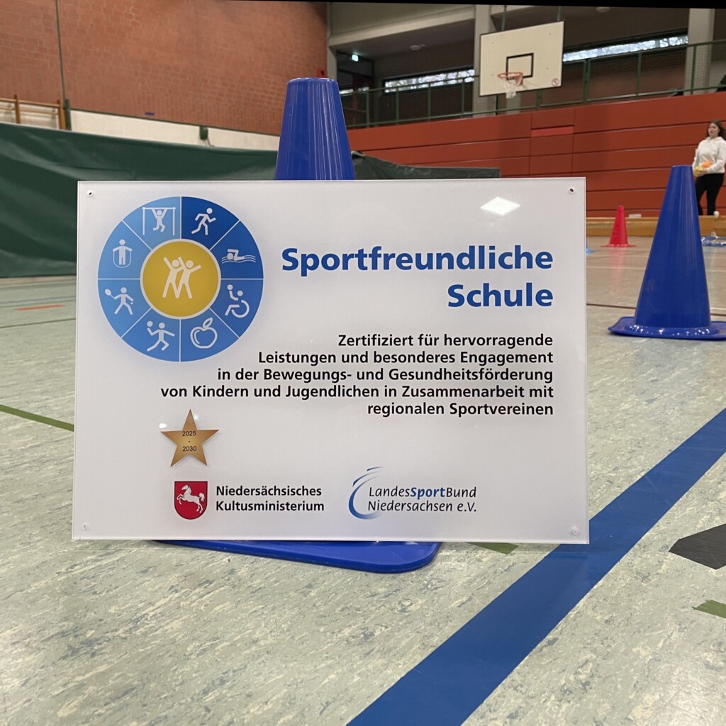 Schild Sportfreundliche Schule GSS Turnhalle Gemeinde Geese