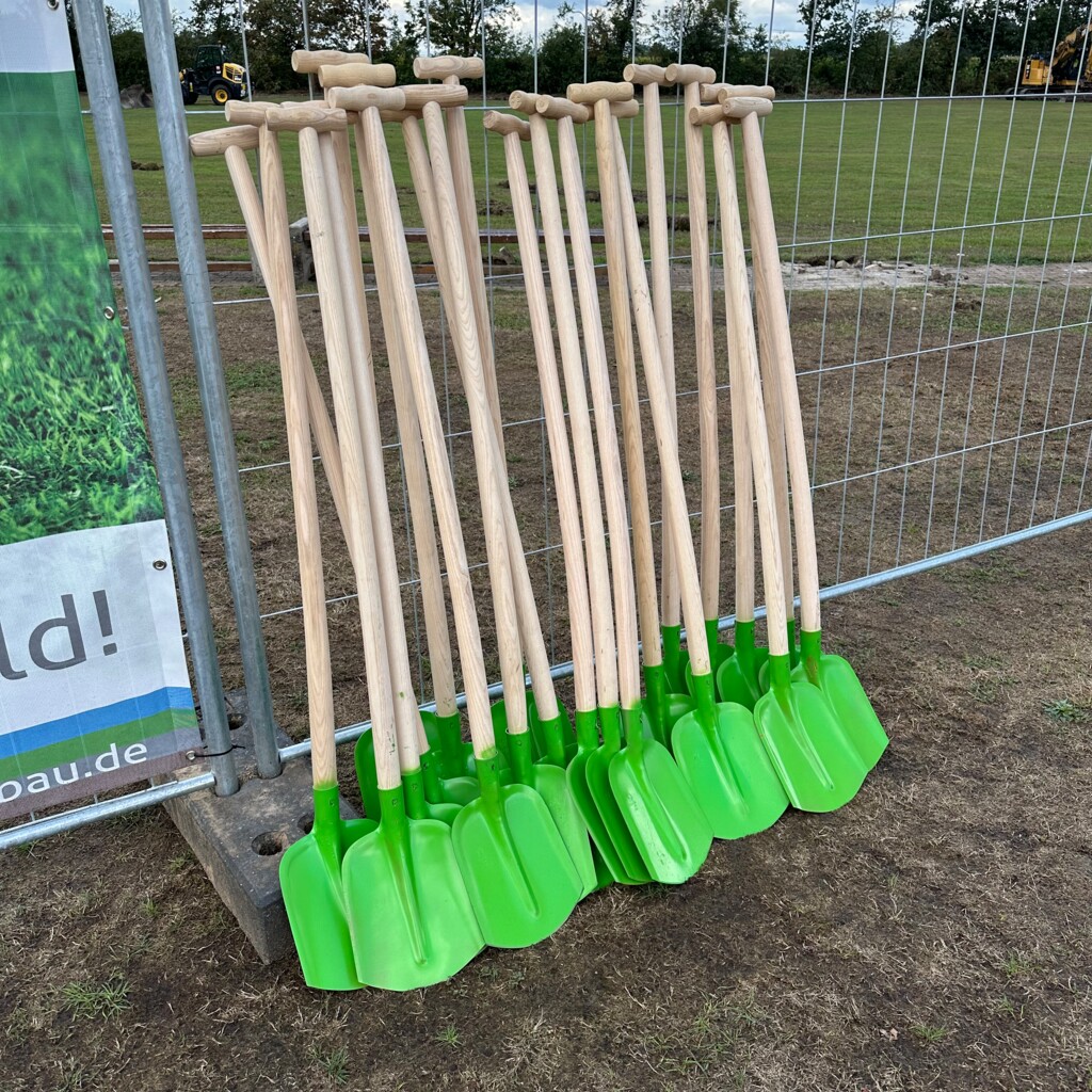 Schaufeln - erster Spatenstich Kunstrasenplatz