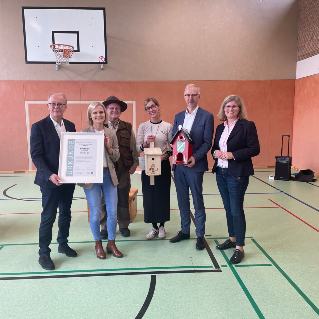 Gebrüder-Grimm-Schule Osterbrock als Naturpark-Schule ausgezeichnet hoch