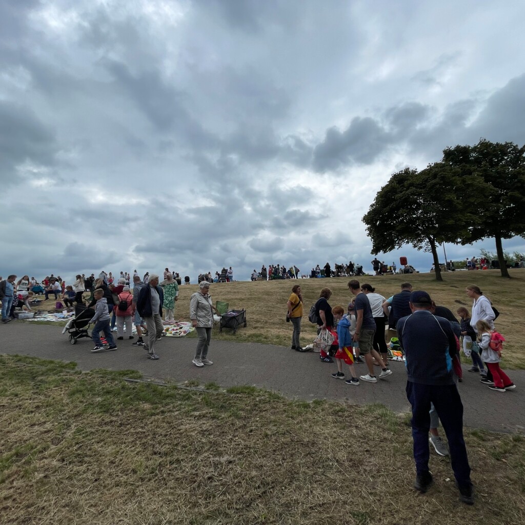 Das Wetter hält sich - Flohmarkt auf der Geester Seemeile