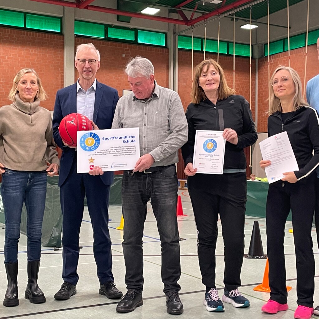 Überreichung Zertifikat und Schild Sportfreundliche Schule GSS nah- Gemeinde Geeste