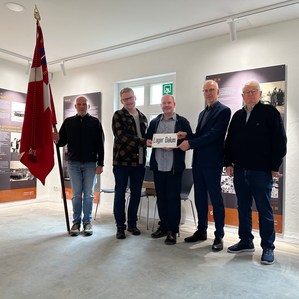 Übergabe des Schildes Lager Dalum - Gemeinde Geeste