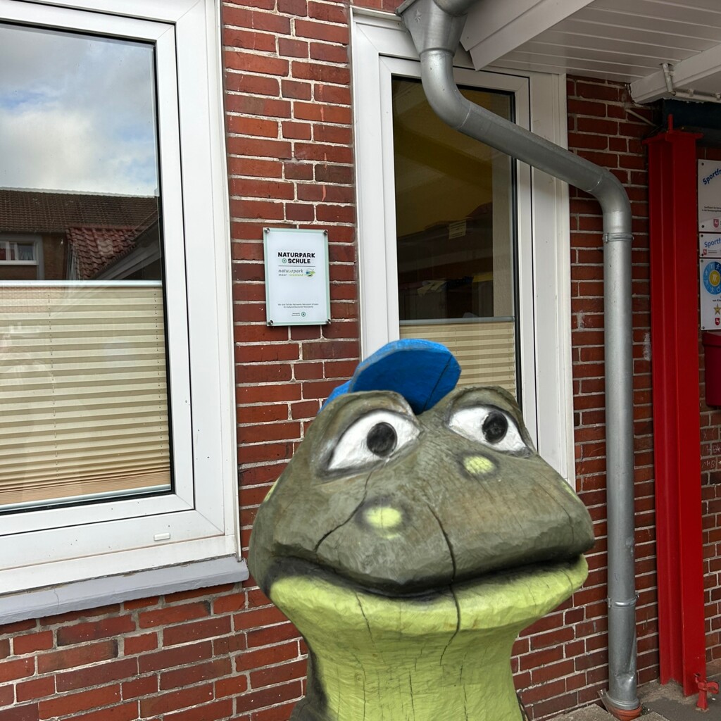 MOORex blickt ab sofort über den Schulhof der Naturpark-Schule in Groß Hesepe