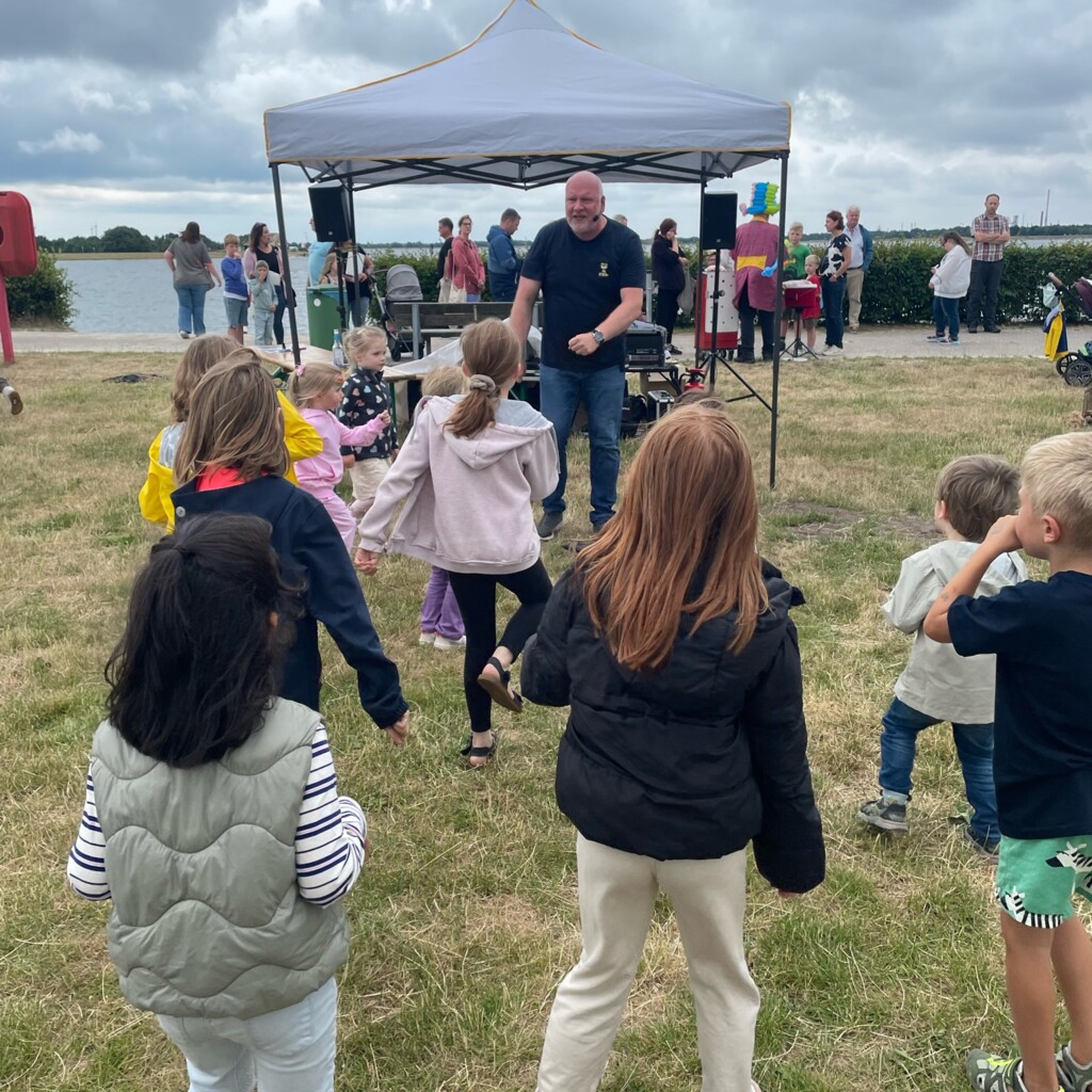 Christian Hüser singt und tanzt auf der Geester Seemeile
