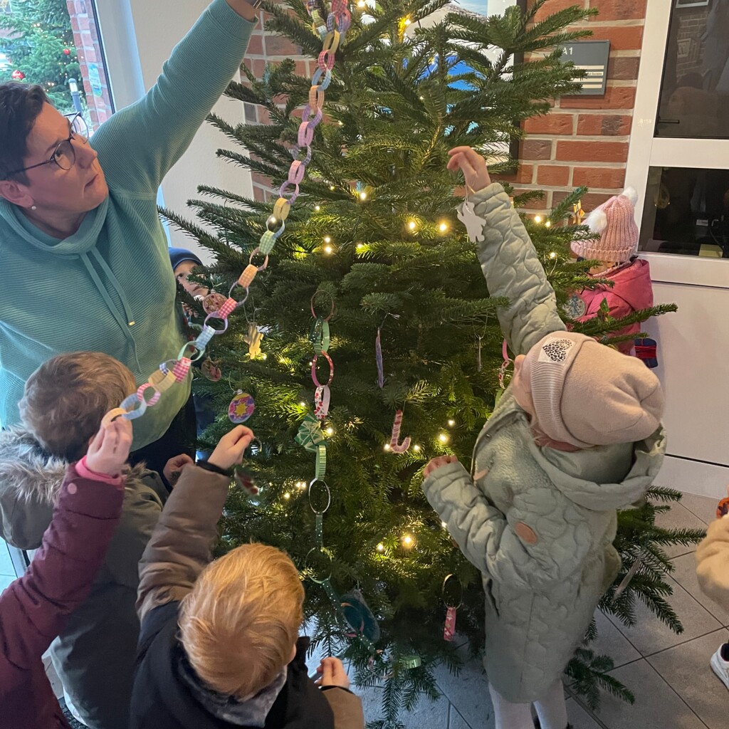 Weihnachtsbaum schmücken Paulus 2025 (2)