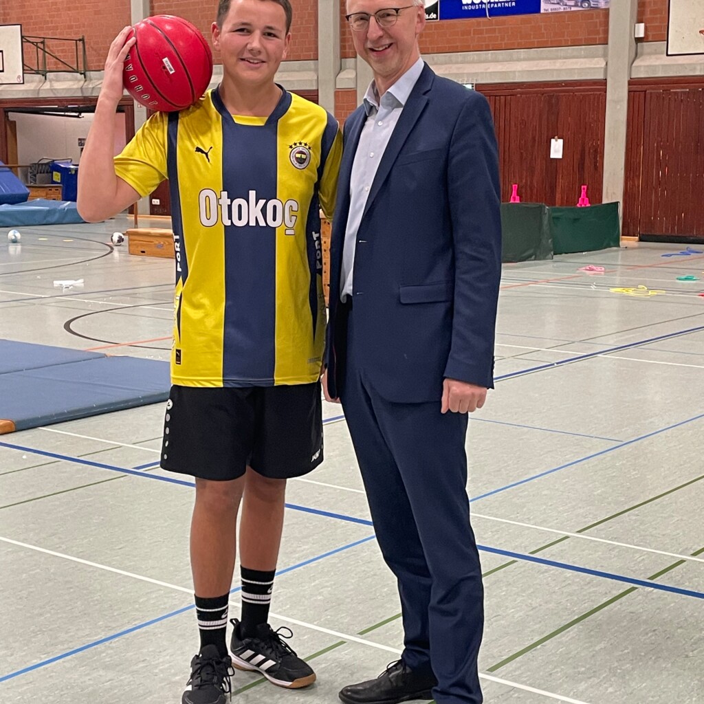 Bgm überreicht Ball - Geschenk Sportschule -Gemeinde Geeste