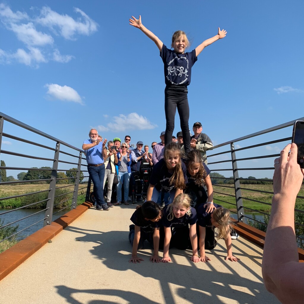 Kinder der Ludgerischule Goß Hesepe bei der Eröffnung der Fährbrücke zwischen Geeste und Dalum