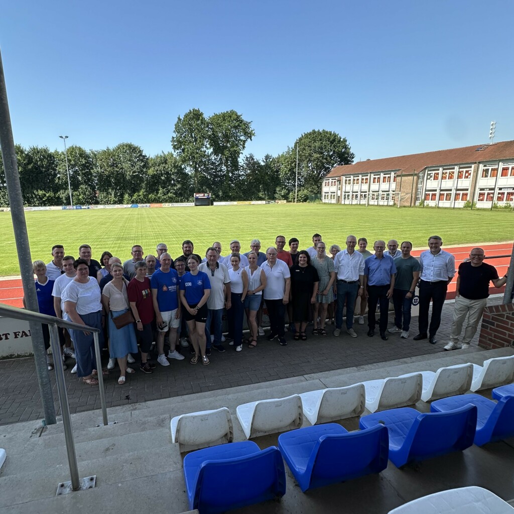 Gruppenbild Eröffnung Tartanbahn SV Gr Hesepe Juni 2026 2
