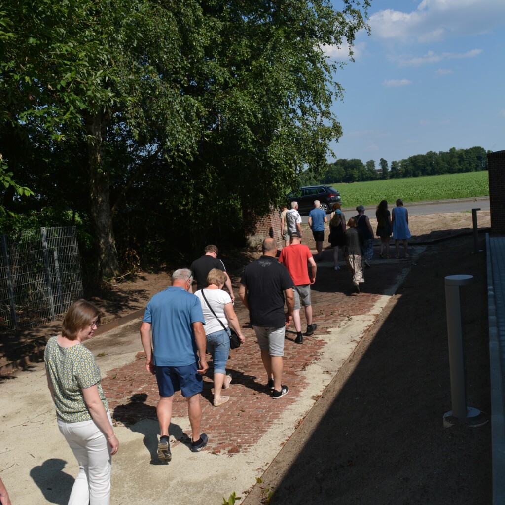 Interessierte Teilnehmer auf der alten Lagerstraße am Lager XII Dalum Hochformat