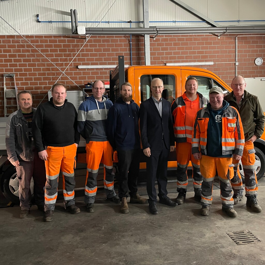 Mitabeiter des Bauhofes vor dem neuen Pritschenwagen - Gemeinde Geeste