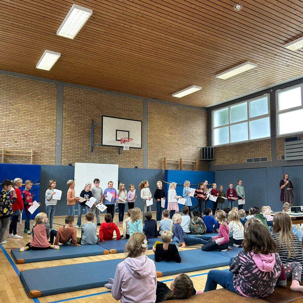 Schulleiterin Melanie Burchert führte durch die Schülervollversammlung