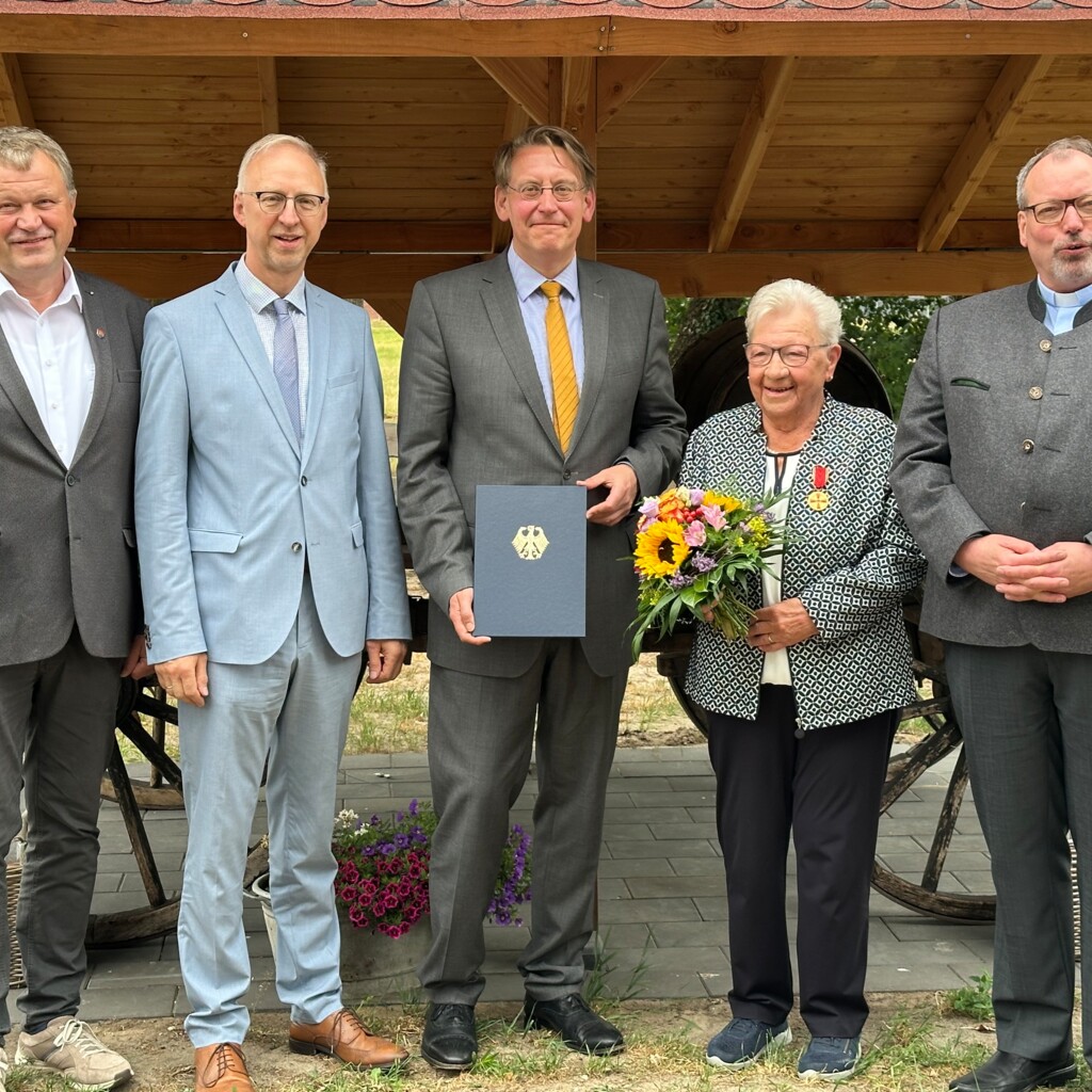 Verleihung Bundesverdienstkreuz Margaretha Krull Gruppenfoto 2