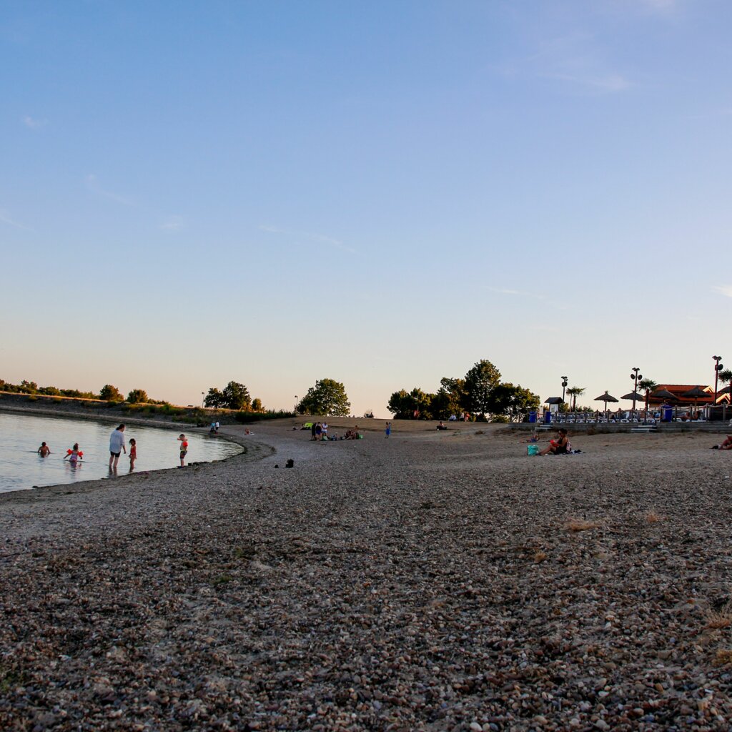 Speichersee Geeste  Sommerabend am Wasser Badegäste am Strand Emsland Tourismus GmbH