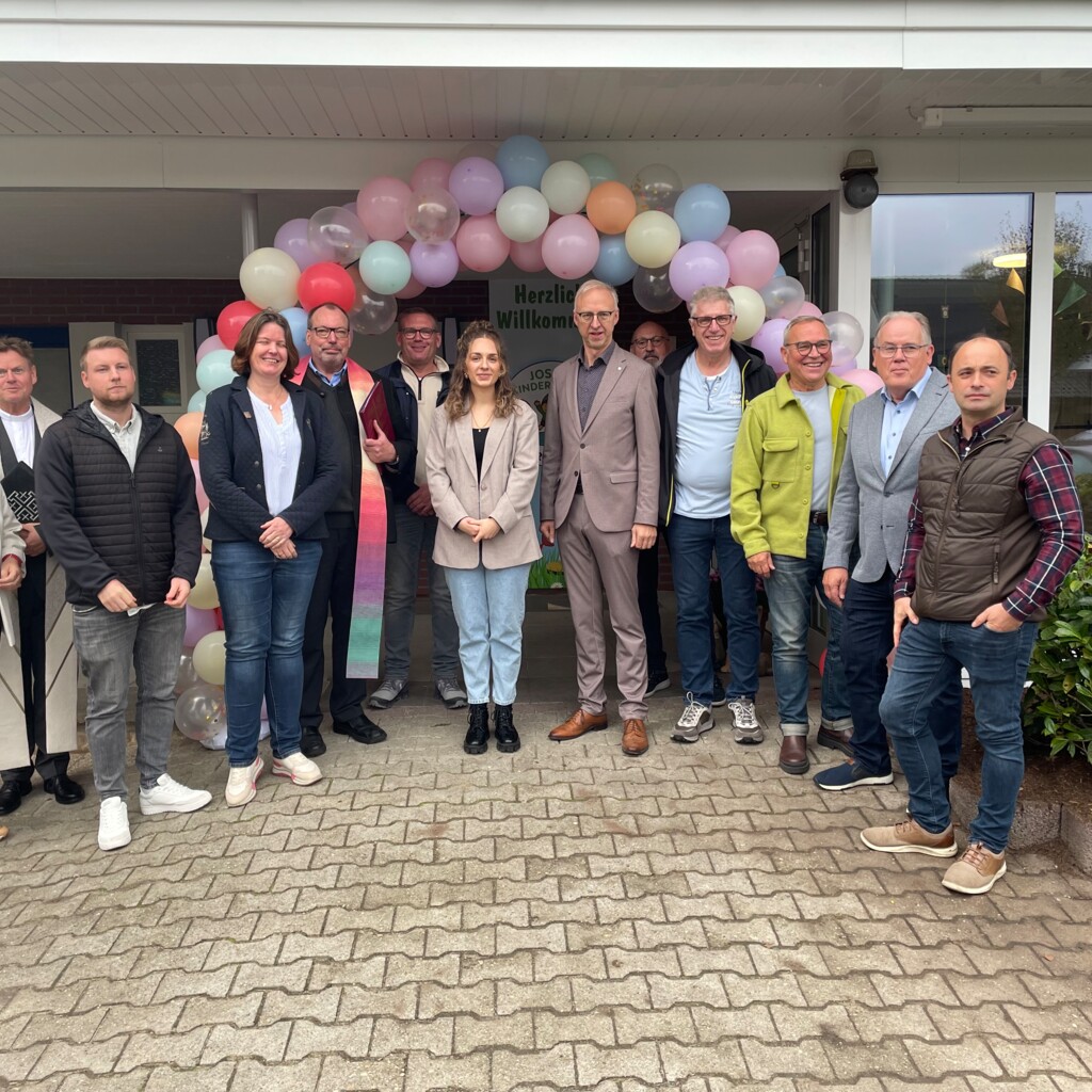 Einweihung des Josef KIndergarten in Geeste Gruppenbild nach der Einsegnung - Gemeinde Geeste