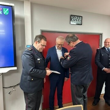 Ehrung Bgm Höke silberne Ehrennadel - Freiwillige Feuerwehr Osterbrock