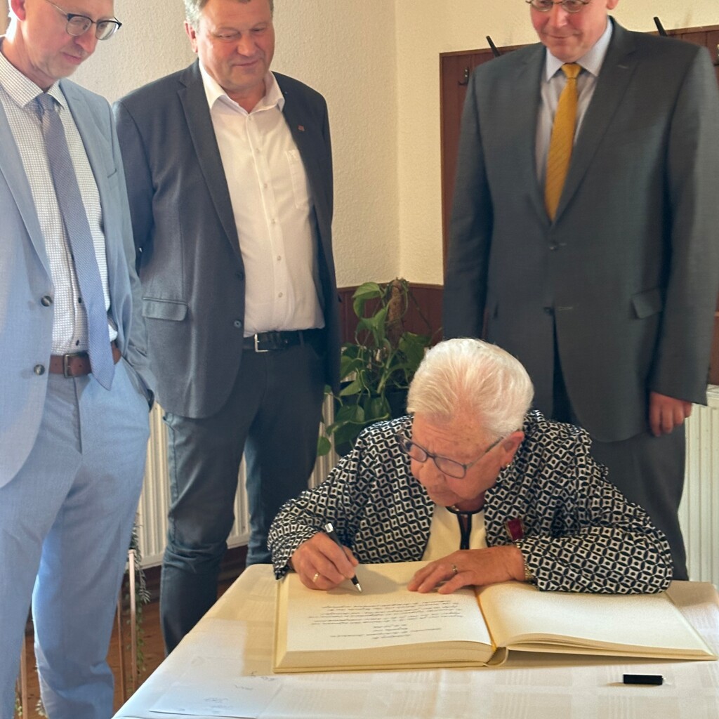 Verleihung Bundesverdienstkreuz Margaretha Krull Eintrag Goldenes Buch GG