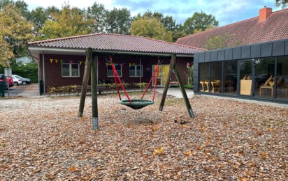 Pauluskindergarten Spielplatz Herbst mit Geäude - Gemeinde Geeste