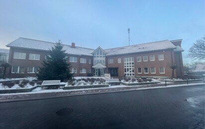 Rathaus im Januar - Ansicht Haupteingang