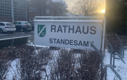 Rathaus im Januar - Ansicht Haupteingang Schild Rathaus Standesamt Beet mit Schnee