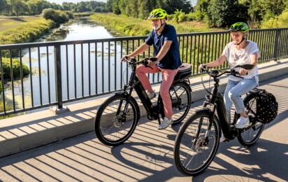 Radfahrer im Emsland unterwegs_quer ©Emsland Tourismus GmbH