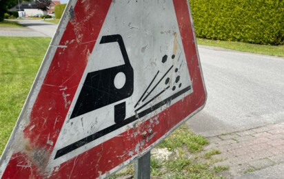 Rollsplitt auf den Straßen in Geeste Schild nah