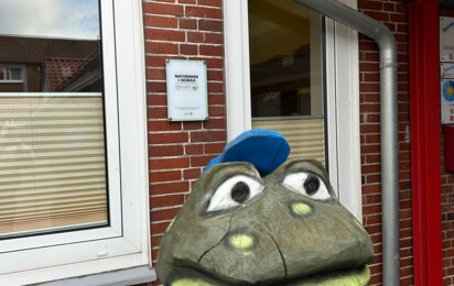 MOORex blickt ab sofort über den Schulhof der Naturpark-Schule in Groß Hesepe