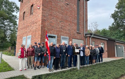 Gruppenbild mit Schild - Gemeinde Geeste