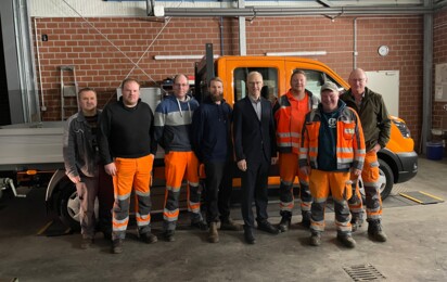 Mitabeiter des Bauhofes vor dem neuen Pritschenwagen - Gemeinde Geeste