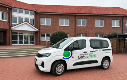 Geeste Mobil vor Rathaus bearbeitet