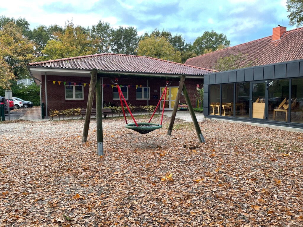 Pauluskindergarten Spielplatz Herbst mit Geäude - Gemeinde Geeste