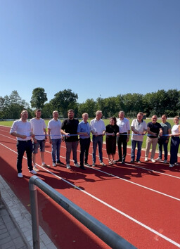 Band durchschneiden Tartanbahn SV Gr Hesepe 2026 Bild