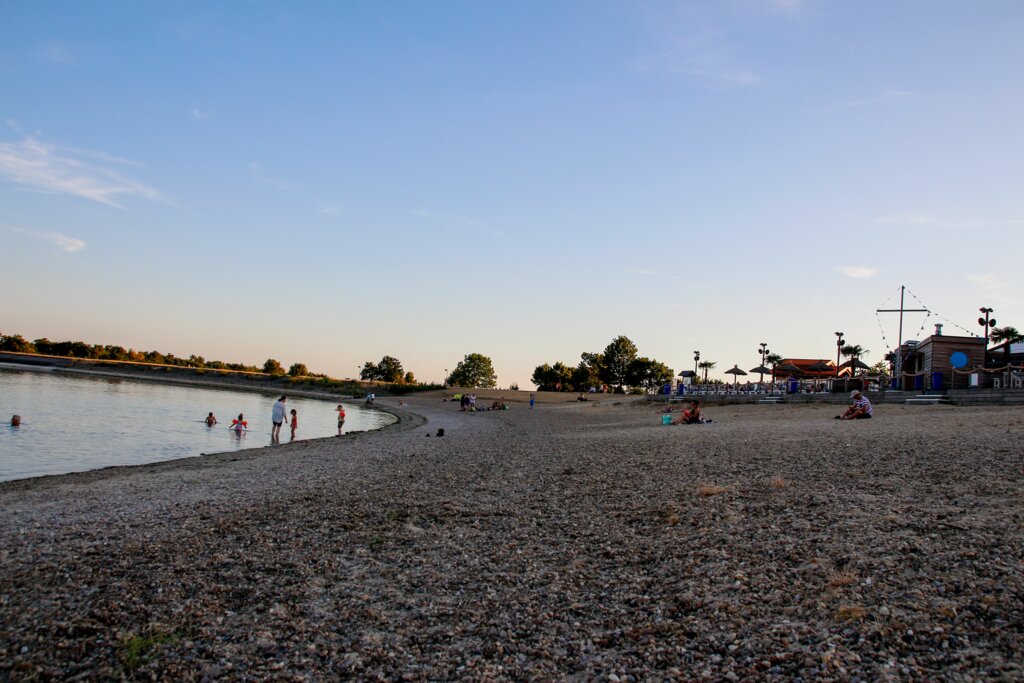 Speichersee Geeste Sommerabend am Wasser Badegäste am Strand Emsland Tourismus GmbH